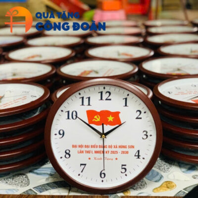 Logo, thông điệp đại hội được in sắc nét trên mặt đồng hồ
