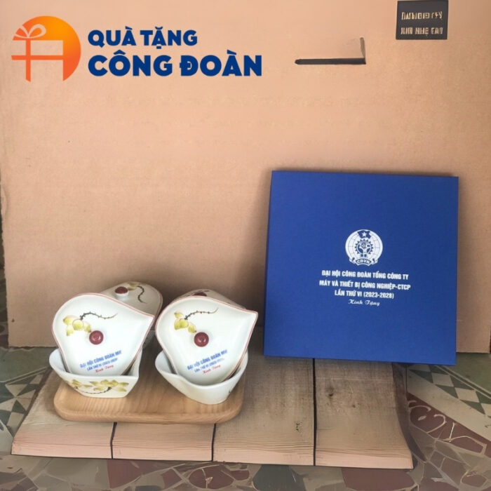 Cận cảnh họa tiết hoa sen vẽ tay tỉ mỉ trên hũ mứt