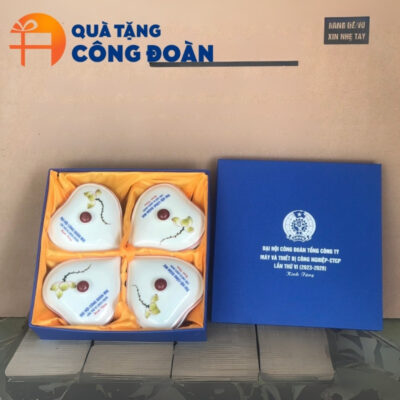 Sản phẩm được đựng trong hộp quà lót lụa cao cấp