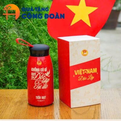 Cận canh logo, thông điệp được in nổi bật trên thân bình