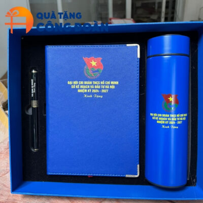 Sản phẩm được đựng trong hộp xi cứng định hình màu xanh dương