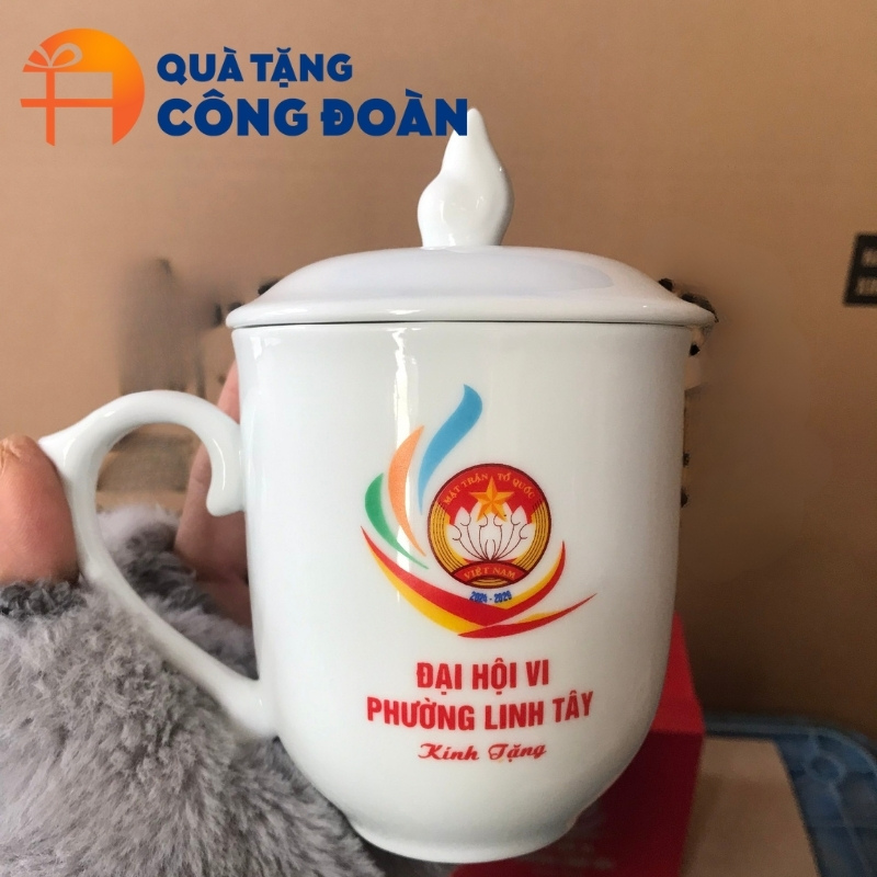 Cận cảnh logo được in decal sắc nét trên sản phẩm