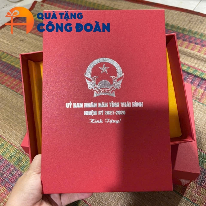 Sản phẩm được đựng trong hộp xi lót lụa chỉnh chu để làm quà tặng