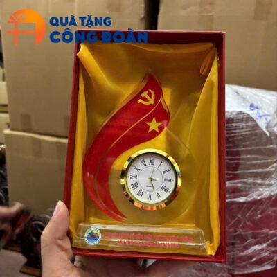 Sản phẩm được đựng trong hộp quà lót lụa thích hợp làm quà tặng đại hội