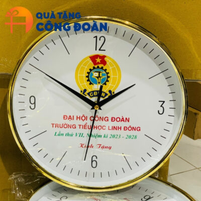 Logo đại hội công đoàn được in offset nổi bật trên mặt đồng hồ