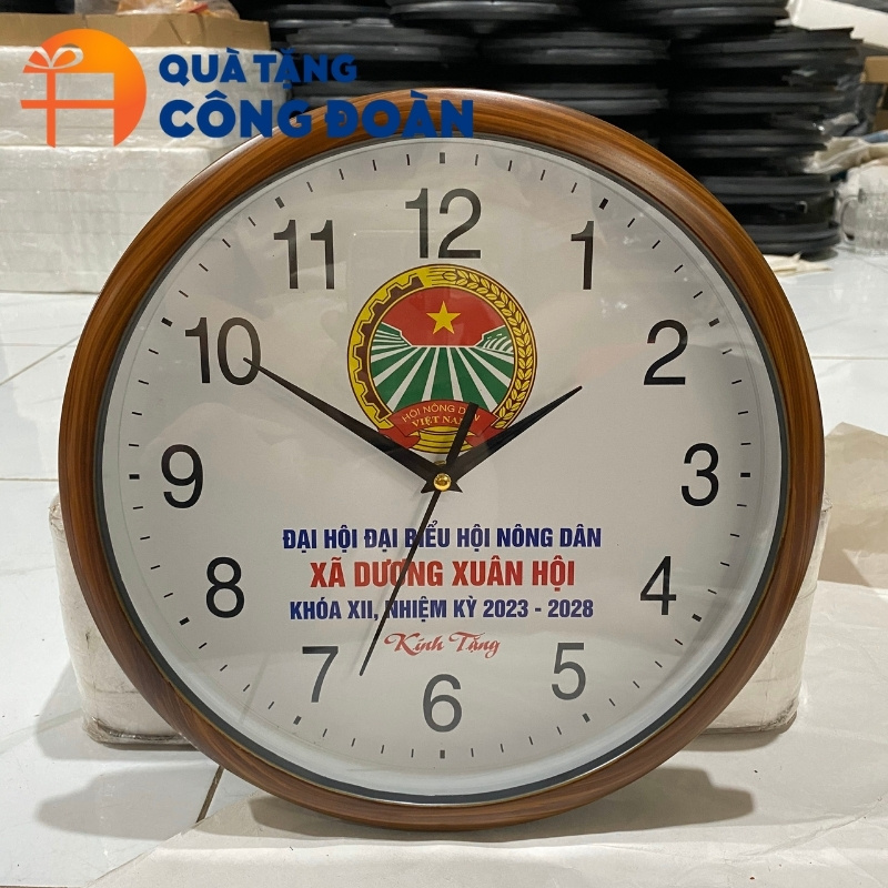 Logo đại hội công đoàn được in offset nổi bật trên mặt đồng hồ