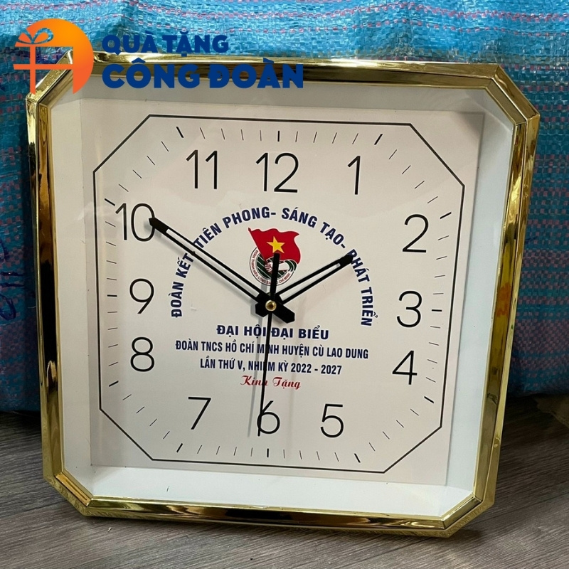 Logo đại hội đoàn được in offset nổi bật trên mặt đồng hồ