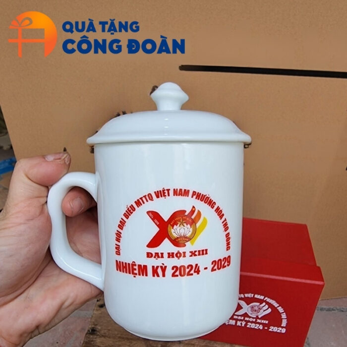 Cận cảnh logo được in decal sắc nét trên sản phẩm