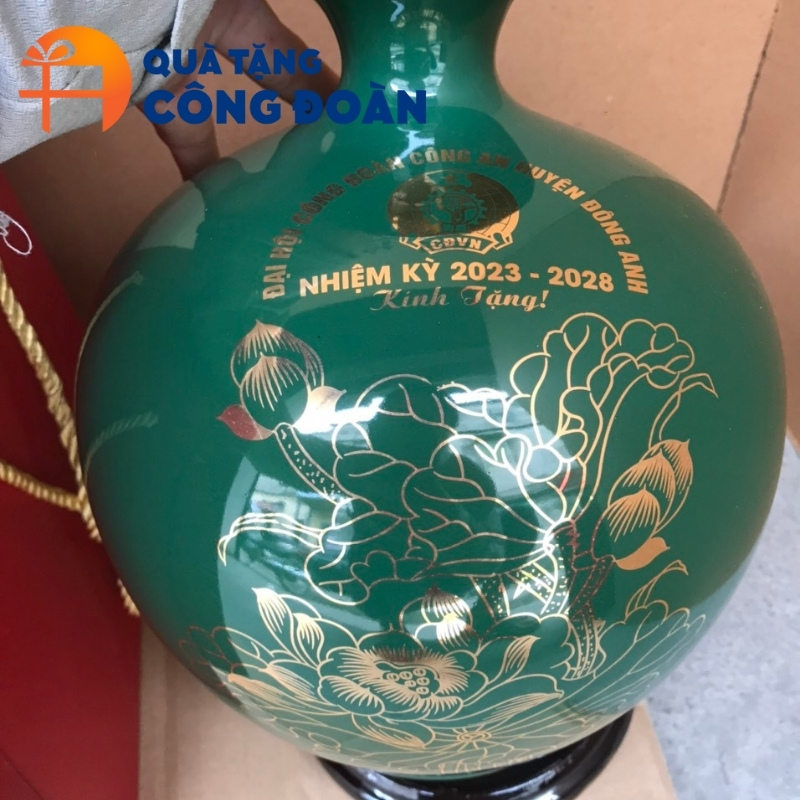 Cận cảnh logo được in nổi bật trên thân bình