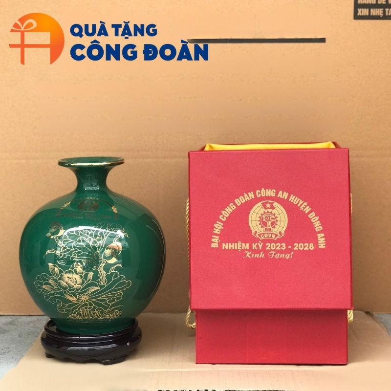 Sản phẩm được đựng trong hộp quà lót lụa có quai xách cao cấp