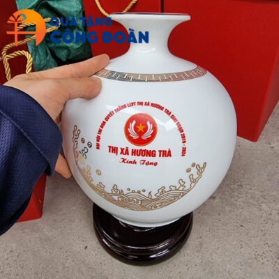 Cận cảnh logo đại hội được in decal sắc nét trên bình