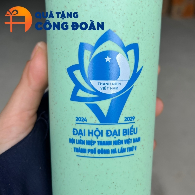 Cận cảnh logo đại hội được in rõ nét trên sổ