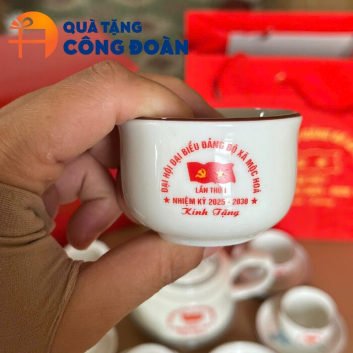 Bộ ấm chén trà in logo quà tặng Đại hội dáng vuông vẽ hoa đào xanh AC-23 - Hình ảnh 7