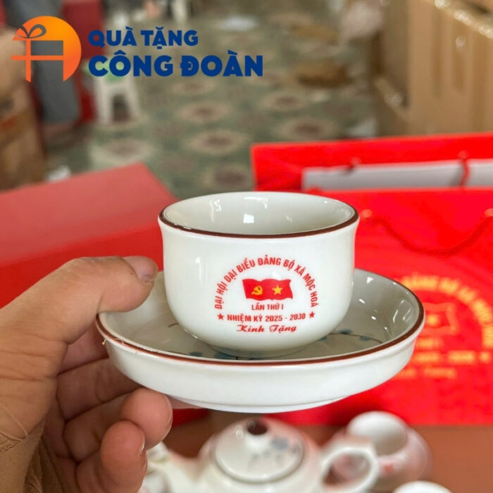 Bộ ấm chén trà in logo quà tặng Đại hội dáng vuông vẽ hoa đào xanh AC-23 - Hình ảnh 6