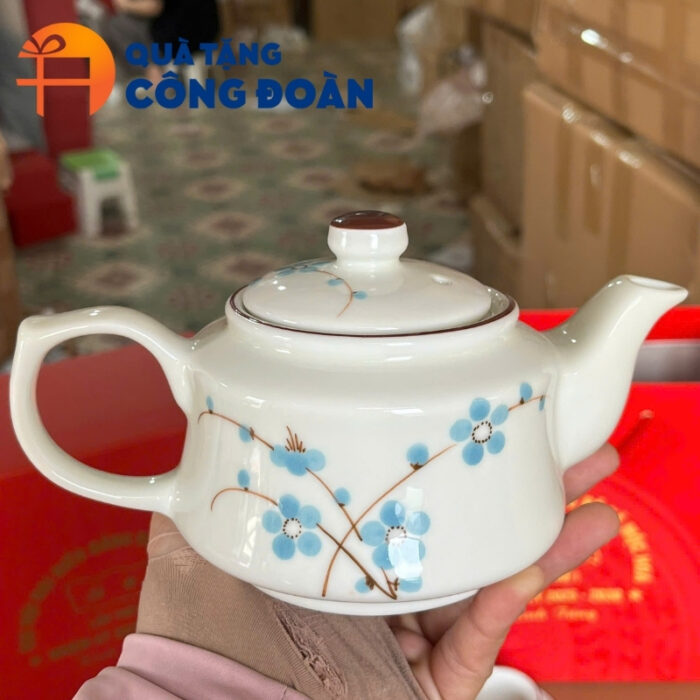 Bộ ấm chén trà in logo quà tặng Đại hội dáng vuông vẽ hoa đào xanh AC-23 - Hình ảnh 4