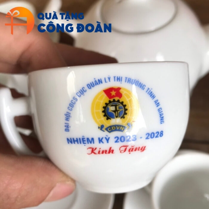 Quà tặng Đại hội in logo bộ ấm chén trà trắng dáng bưởi cành AC-26 - Hình ảnh 4