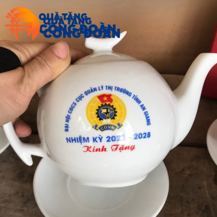 Quà tặng Đại hội in logo bộ ấm chén trà trắng dáng bưởi cành AC-26 - Hình ảnh 3
