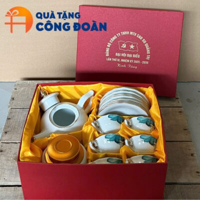 Sản phẩm được đựng trong hộp quà lót lụa cao cấp