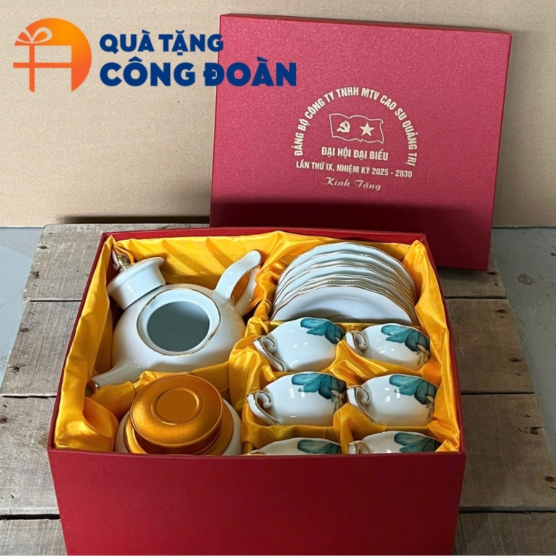 Sản phẩm được đựng trong hộp quà lót lụa cao cấp