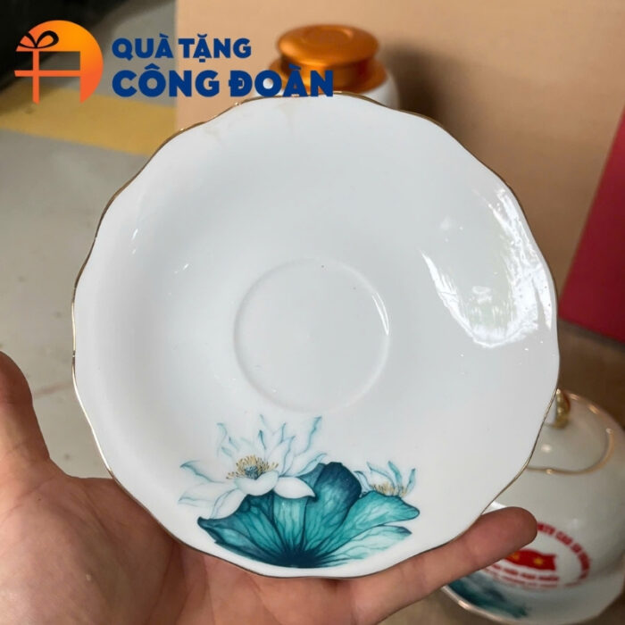 Bộ ấm chén trà trắng in logo quà tặng Đại hội Đảng dáng mẫu đơn vẽ hoa sen AC-15 - Hình ảnh 5