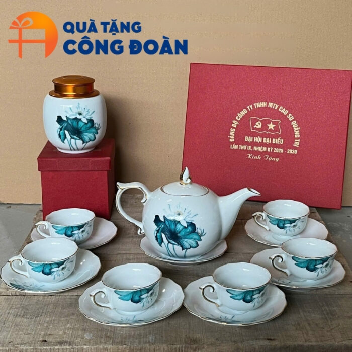 Bộ ấm chén trà trắng in logo quà tặng Đại hội Đảng dáng mẫu đơn vẽ hoa sen AC-15 - Hình ảnh 3