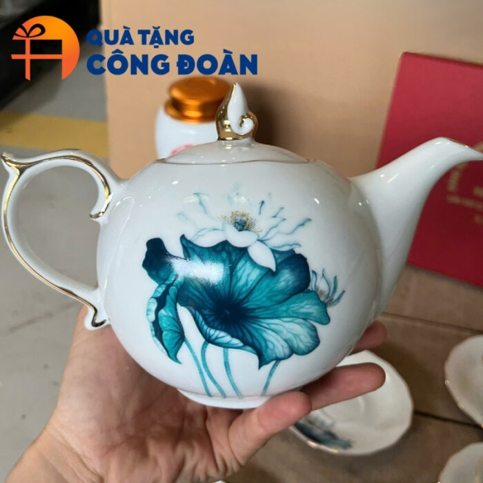 Bộ ấm chén trà trắng in logo quà tặng Đại hội Đảng dáng mẫu đơn vẽ hoa sen AC-15 - Hình ảnh 7