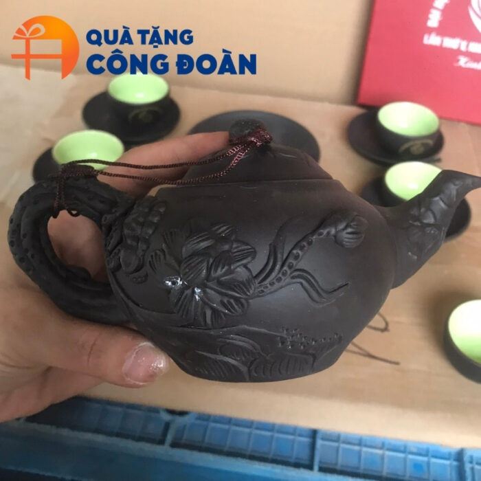 Cận cảnh họa tiết hoa sen đắp nổi trên ấm bình
