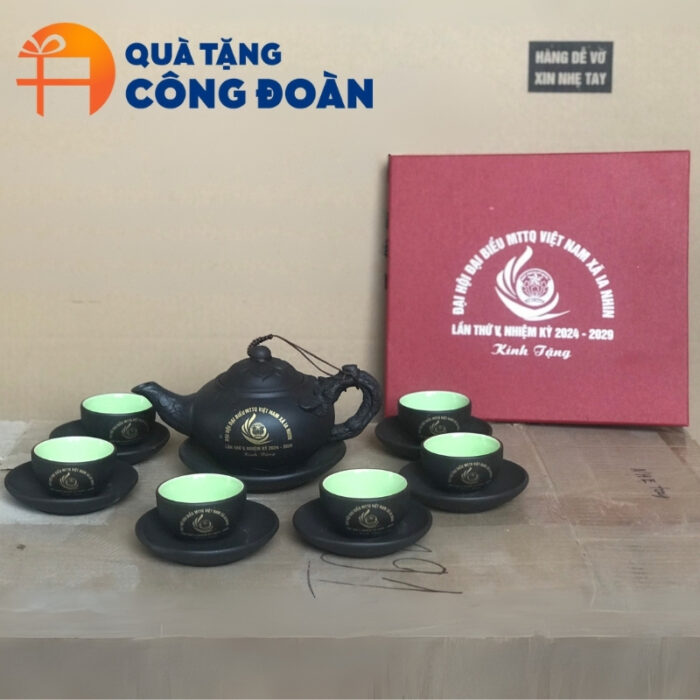 Quà tặng Đại hội bộ ấm chén trà tử sa in logo đắp nổi hoa sen AC-25 - Hình ảnh 3