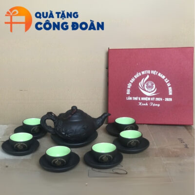 Alternative view of Quà tặng Đại hội bộ ấm chén trà tử sa in logo đắp nổi hoa sen AC-25