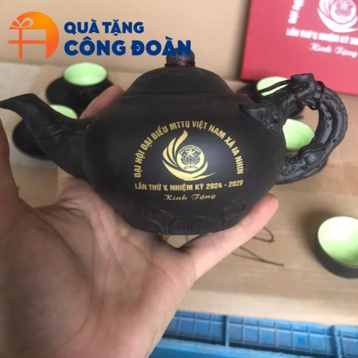 Quà tặng Đại hội bộ ấm chén trà tử sa in logo đắp nổi hoa sen AC-25 - Hình ảnh 5