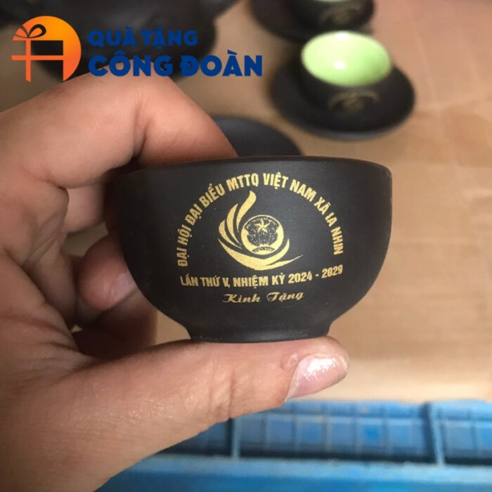 Quà tặng Đại hội bộ ấm chén trà tử sa in logo đắp nổi hoa sen AC-25 - Hình ảnh 4