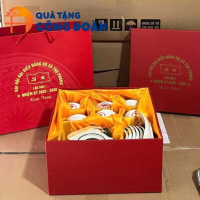 Sản phẩm được đựng trong hộp quà lót lụa cao cấp