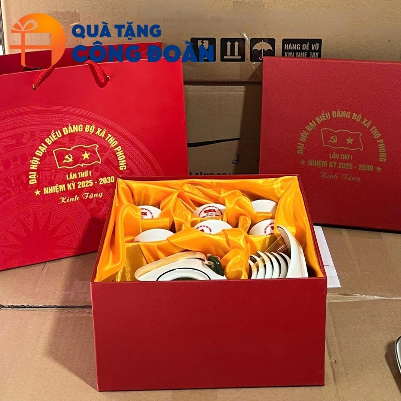 Sản phẩm được đựng trong hộp quà lót lụa cao cấp