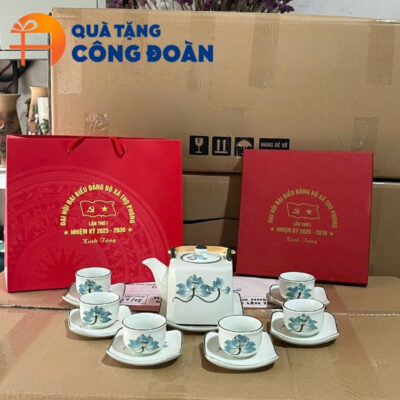 Họa tiết hoa sen được vẽ tay tỉ mỉ trên bộ ấm chén
