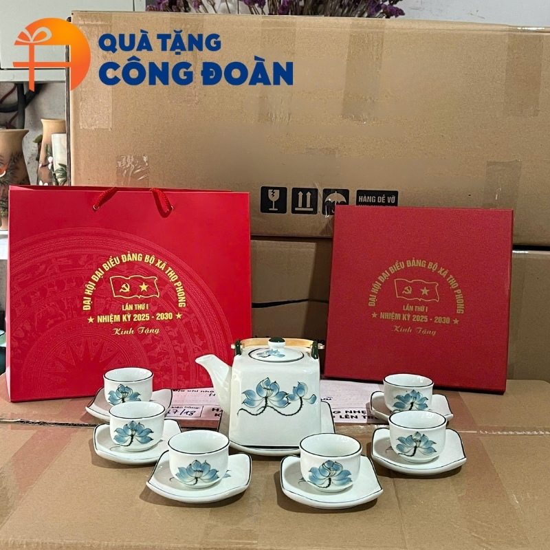 Họa tiết hoa sen được vẽ tay tỉ mỉ trên bộ ấm chén