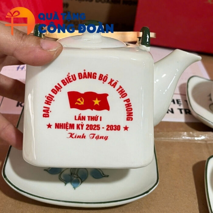 Bộ ấm chén uống trà in logo dáng vuông quà tặng Đại hội vẽ hoa sen AC-16 - Hình ảnh 5