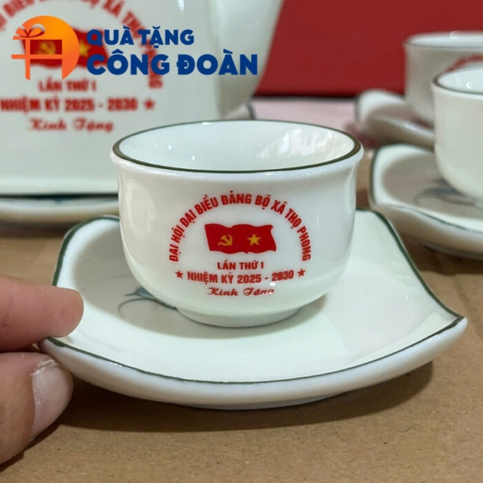 Bộ ấm chén uống trà in logo dáng vuông quà tặng Đại hội vẽ hoa sen AC-16 - Hình ảnh 4