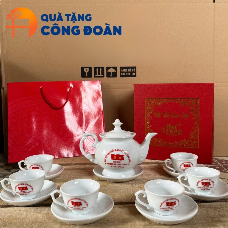Sản phẩm đi kèm với hộp quà xi lót lụa sang trọng
