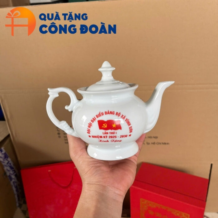 Quà tặng Đại hội Đảng bộ ấm trà in logo dáng đài cát sứ trắng AC-22 - Hình ảnh 2