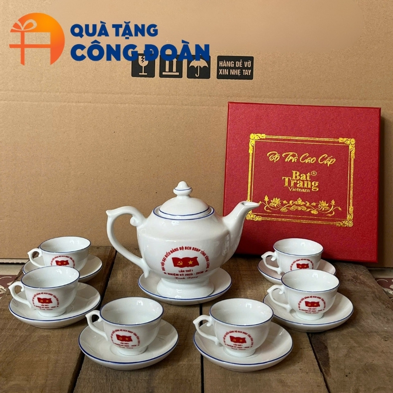 Sản phẩm đi kèm với hộp quà xi lót lụa sang trọng