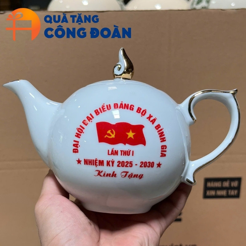 Cận cảnh logo đại hội được in decal sắc nét trên sản phẩm