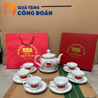 Sản phẩm đi kèm với hộp quà xi lót lụa sang trọng