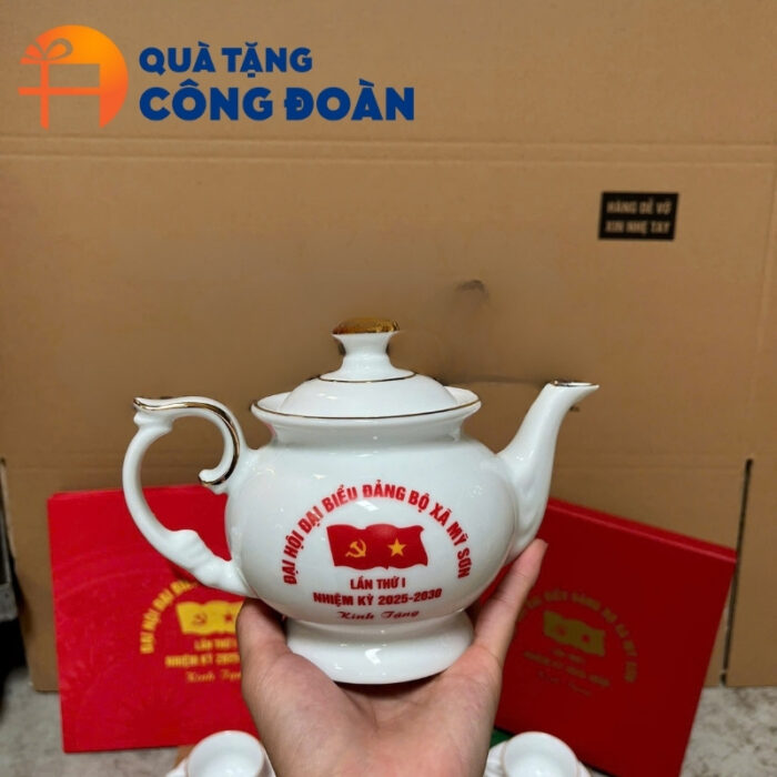 Quà tặng Đại hội Đảng bộ trà in logo dáng đài cát kẻ chỉ vàng AC-21 - Hình ảnh 3