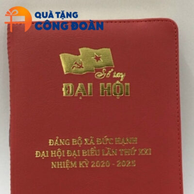 Cận cảnh logo được in rõ nét trên sổ