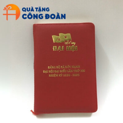 Sổ da có màu đỏ nổi bật