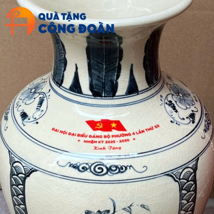 Cận cảnh logo được in decal nổi bật trên thân bình