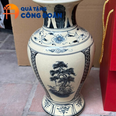 Bình hoa được vẽ họa tiết tứ cảnh ấn tượng