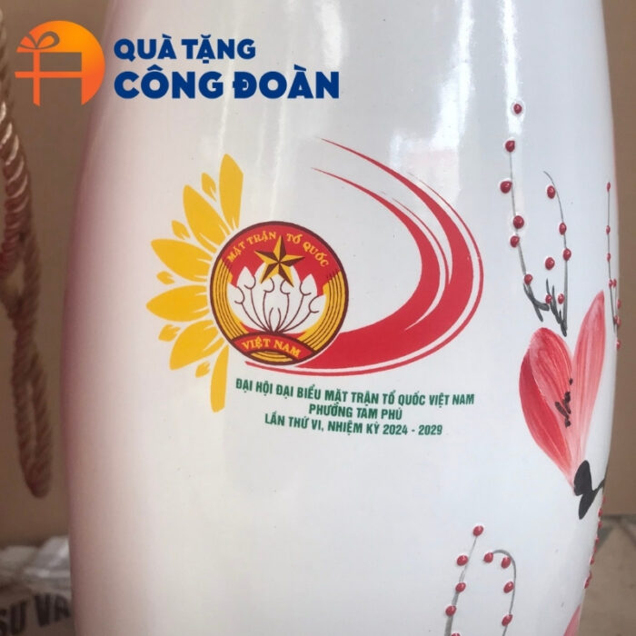 Cận cảnh logo đại hội được in decal rõ nét trên bình