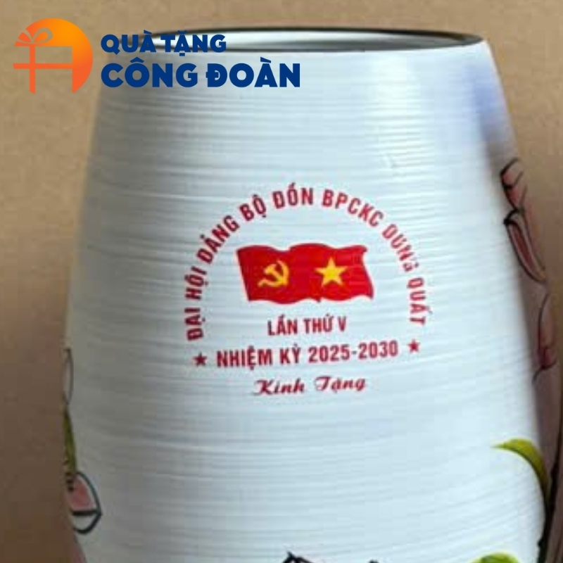 Cận cảnh logo đại hội được in decal rõ nét trên bình