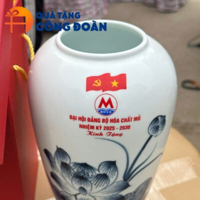 Cận cảnh logo đại hội được in decal rõ nét trên bình
